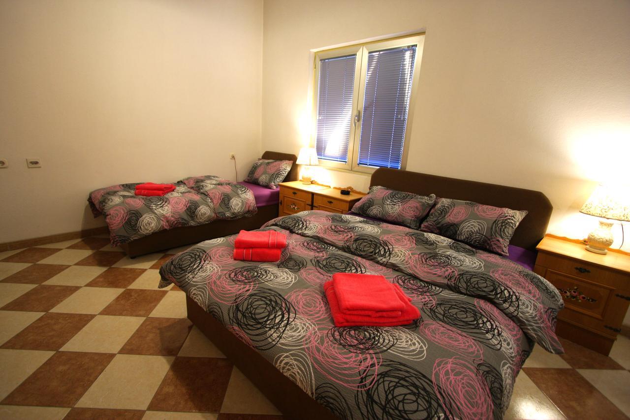 Hostel Topic Μπάνια Λούκα Εξωτερικό φωτογραφία